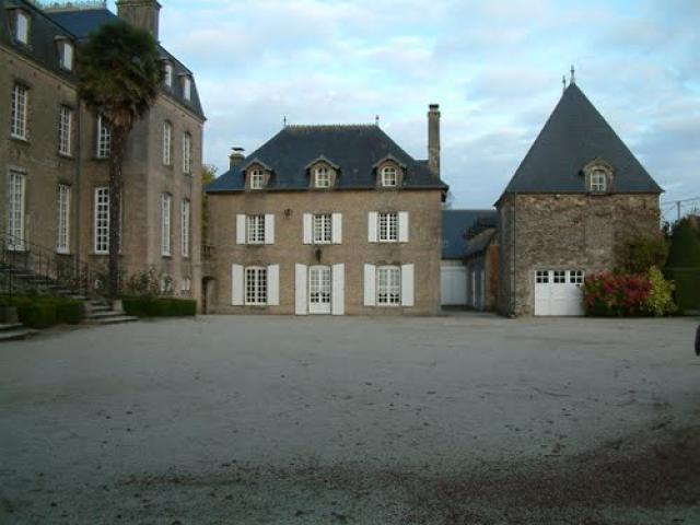 Maison et cour du chateau