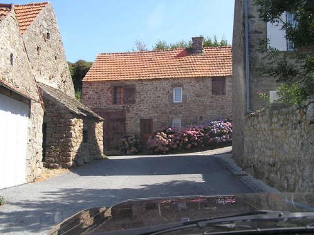Jobourg, vieilles maisons & hortensias