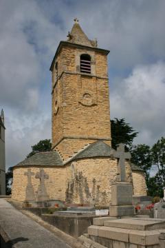 Chapelle Saint-Germain de Querqueville.La nef et les trois absides sont en plaquettes de schiste disposées en arête-de-poisson. La tour…
