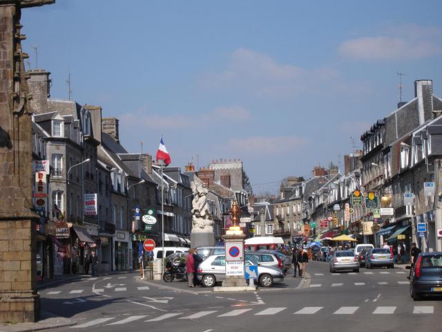France, Manche (50), Villedieu-les-Poêles, rue principale