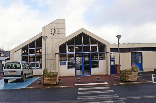Le bâtiment voyageurs et l'entrée de la gare de Villedieu-les-Poêles.
