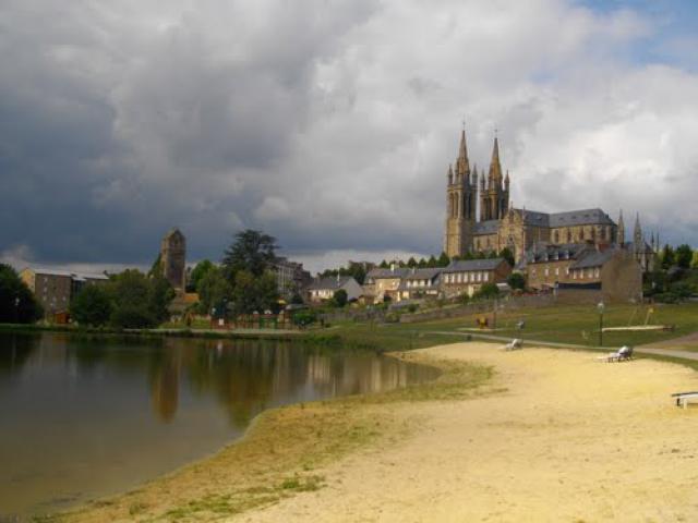 Eglise à coté d'un plan d'eau (Saint Hilaire du Harcouet)