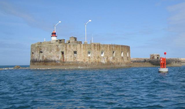 Rade de Cherbourg (Cherbourg roadstead, France) : Fort de l'ouest (western end of the long sea wall