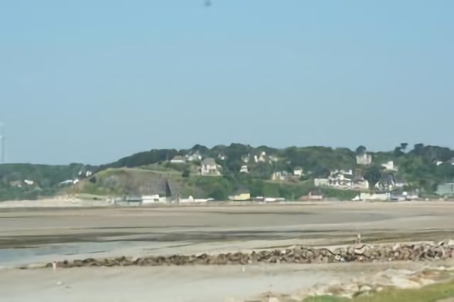 Au loin Carteret à marée basse.