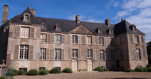 Fontenay-sur-Mer (Normandie, France). Le château de Courcy.