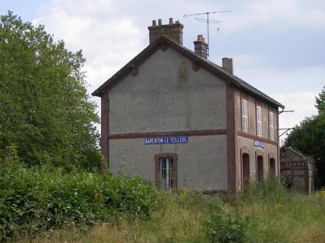 La gare de Barenton - Le Teilleul, située sur la commune de Saint-Cyr-du-Bailleul, en août 2007; réhabilité en gîte d'étape depuis avril…