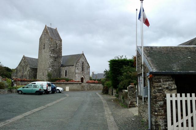 fr:Canville-la-Rocque avec Église Saint-Malo au fond
