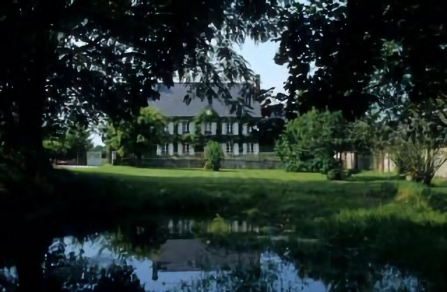 Maison avec pièce d'eau