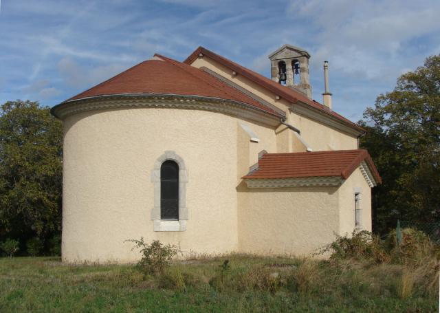 L'église de Fouillouse (Hautes-Alpes), le chevet : abside en cul de four, sacristie accolée au flanc sud, toits sur génoises.