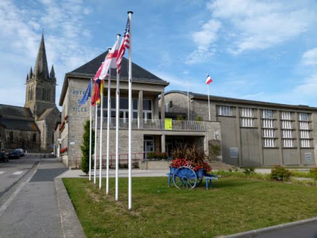 MONTEBOURG (Basse Normandie-Manche). Francia. 2011. 06. Ayuntamiento.