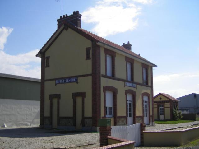 Gare d'Isigny - Le-Buat en août 2007