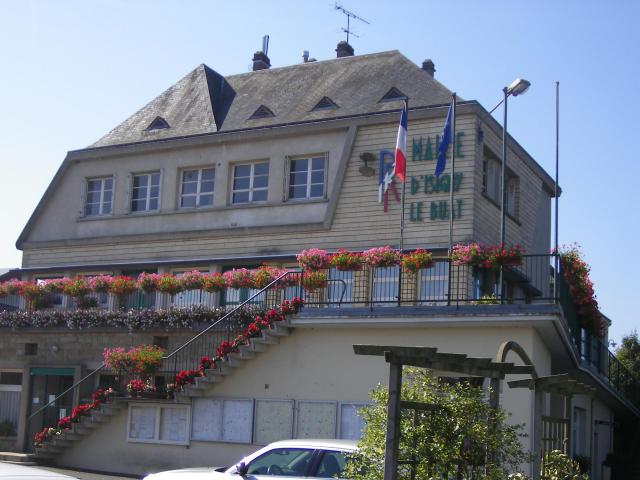 La mairie d'Isigny le Buat en août 2007.