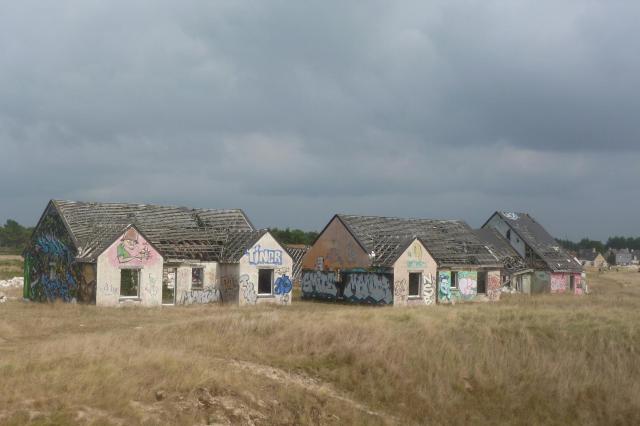 Village en ruines près de la plage de Pirou, à la suite de l'échec d'un projet immobilier, réinvesti par des artistes.