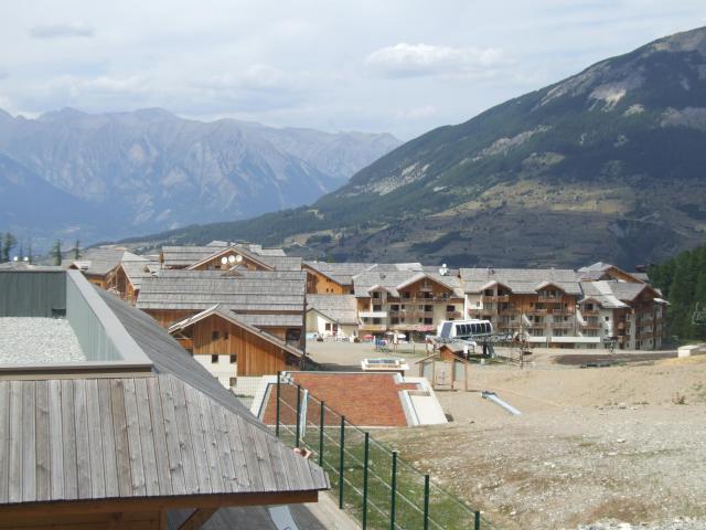 Vue de la station de Bois Méan (Les Orres 1800) aux Orres (Hautes-Alpes ; France).