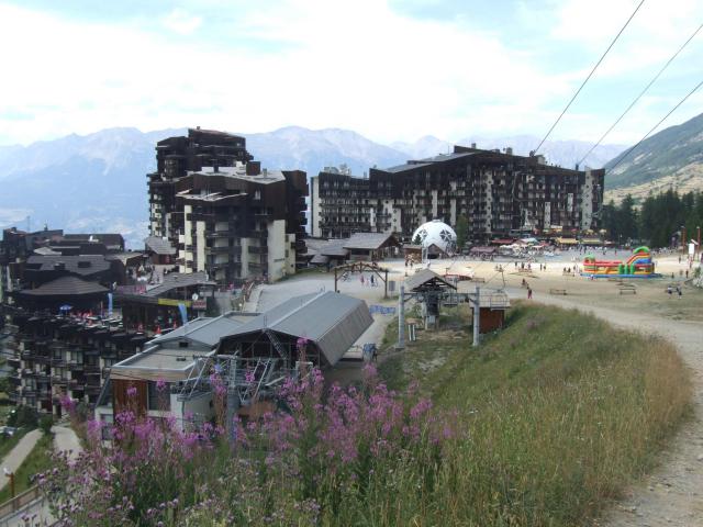 Vue de Centre Station (Les Orres 1650) aux Orres (Hautes-Alpes ; France).