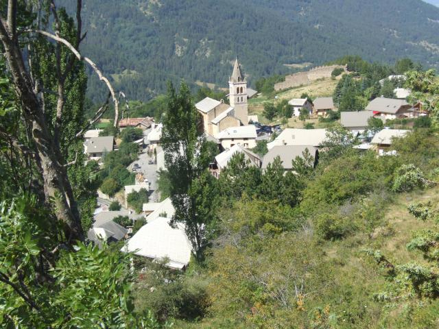 Vue du hameau chef lieu de la commune des Orres (Hautes-Alpes ; France).