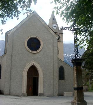 L'église paroissiale de Chauffayer, vue extérieure, façade principale.