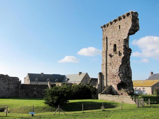 Le donjon du château de Regnéville-sur-Mer (Manche).