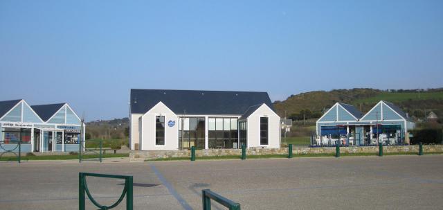 La place des Tamaris à Siouville-Hague (Manche, Normandie, France)