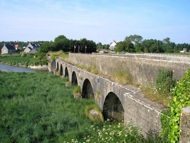 Le pont de la Roque, entre Montchaton, au premier plan, et Heugueville-sur-Sienne, à l'arrière-plan (Normandie, France).