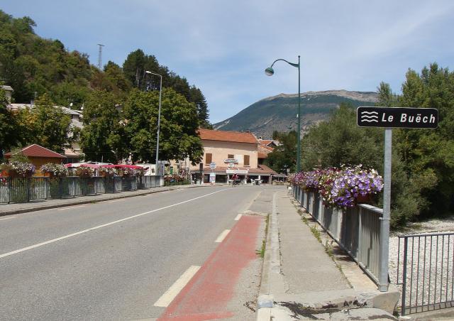 Le pont de la grand-route (ex-nationale 75) sur le Buech à Aspremont (Hautes-Alpes).