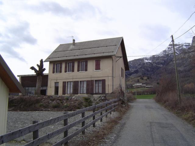 Notre vieille école primaire.. on habitait en haut