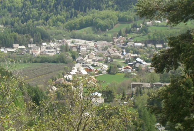 Le village de Pont-du-Fossé (commune de Saint-Jean-Saint-Nicolas, Hautes-Alpes) vu de la route des Bonnets.