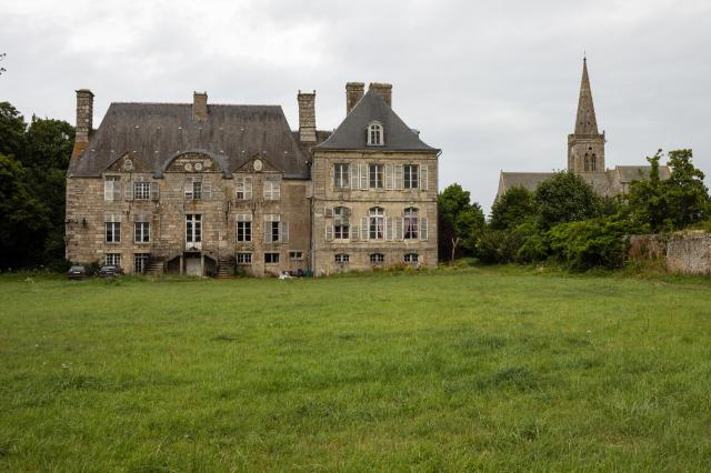 Français : Façade du château de Réville (France).