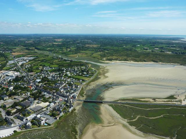 Prise de vue d'ULM de la ville de Portbail (50) et de son Havre