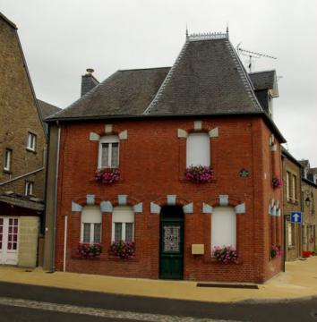 Le Teilleul, maison fleurie dans la rue du Docteur Mallon