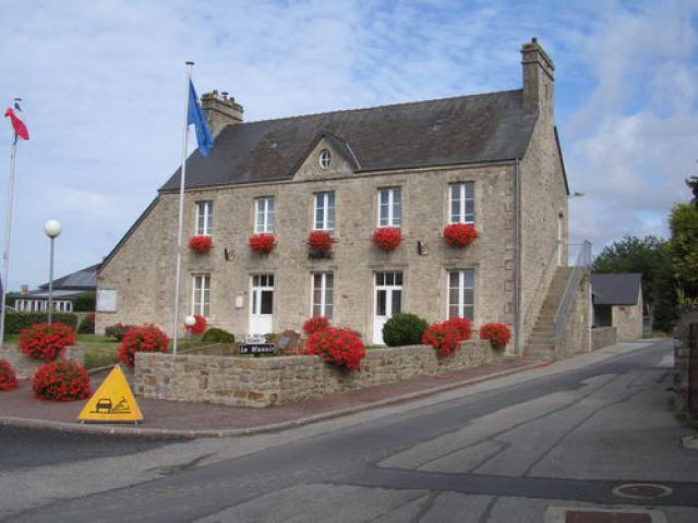 Mairie de Couville (ancienne ecole primaire et logement de fonction)