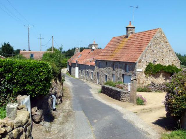 FERMANVILLE (Basse Normandie-Manche). France. 2012. 75. La aldea Le Tôt-de-Haut.