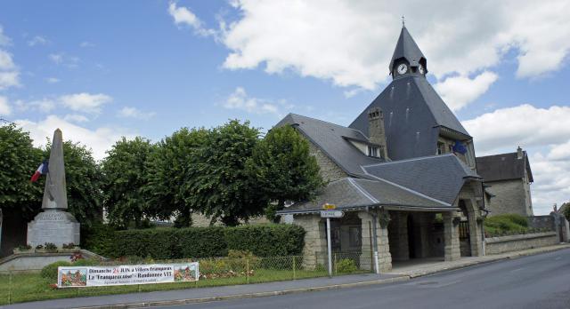 Mairie et monument aux morts à Villers-Franqueux.