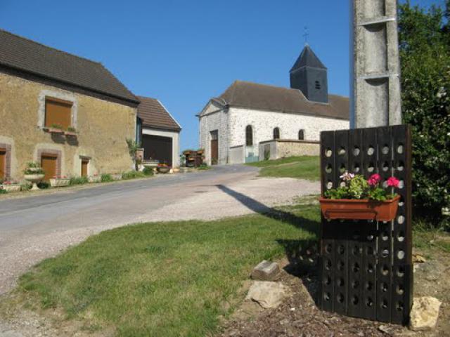 Eglise du village de Chantemerle sur la rue principale (Marne)