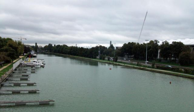 Une vue du Canal, du port de Reims, de l'autoroute A4, de la caserne des pompiersMarchandeau et du stade Delaune.
