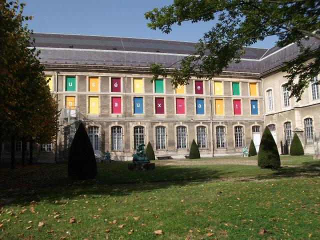 jardin ouvrant l'ancienne abbaye st-Denis de Reims sur le monde, maintenant le musée des beaux arts.