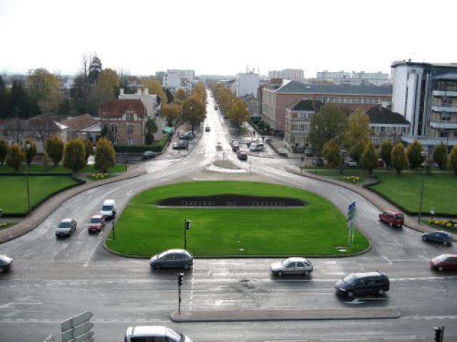 Châlons-en-Champagne : avenue du Général Charles de Gaulle