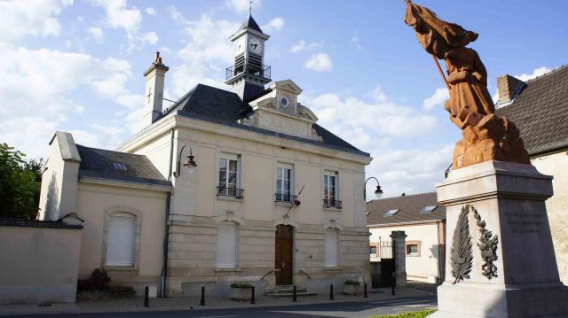 Mairie et monument aux morts d'Écueil