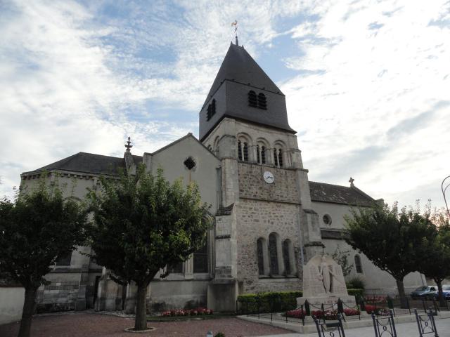 Côté nord de l'église Saint-Hilaire de Mareuil-sur-Ay (Marne), dont le clocher est classé monument historique.