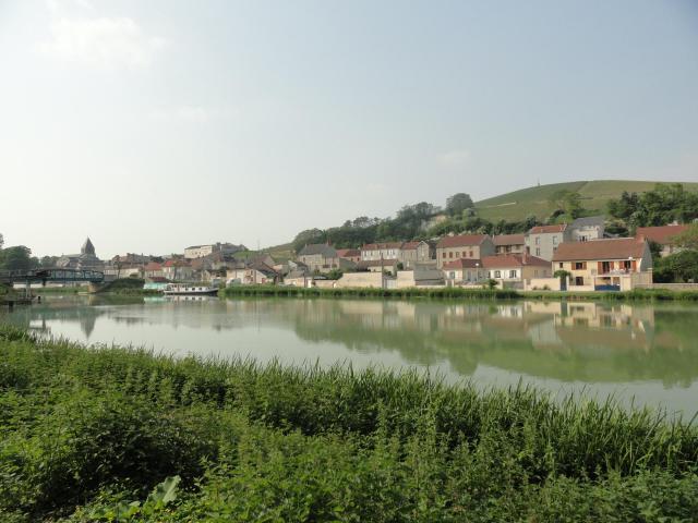 Vue depuis les bords du canal latéral à la Marne de Mareuil-sur-Ay, son église et de Notre-Dame-du-Gruguet