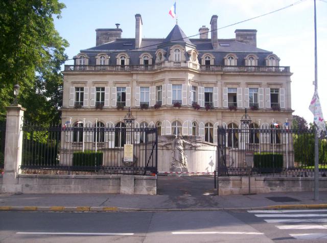 Épernay (Marne, France) : hôtel de ville, construit vers 1858. Vue prise depuis l'avenue de Champagne.