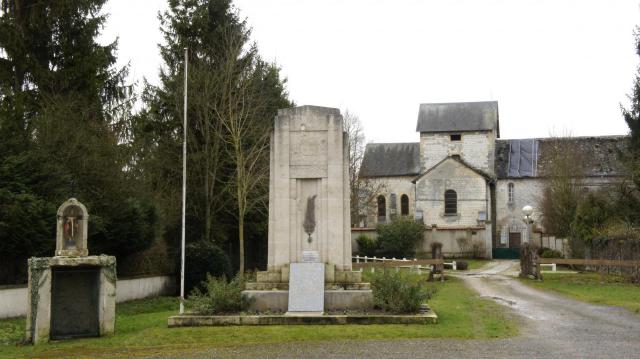 Puit de st-Firmin,_église_et monument_aux_morts d'Auménancourt le Grand .