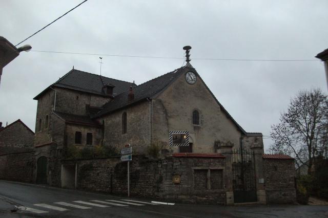 l'église de Serzy_et_Prin, avec son carillon en exterrieur.