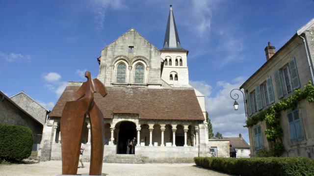 Église d'Hermonville accueillant l'événement art et jazz sur son parvis.