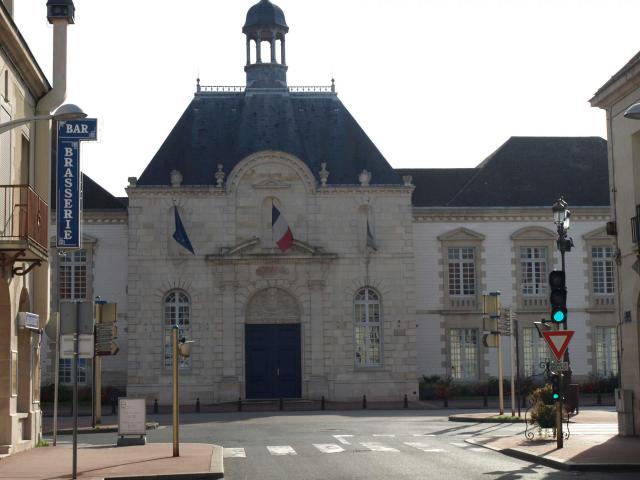 Vitry-le-François (51300 - FRANCE) : photographies Vitry-le-François (51300 - FRANCE) : Hôtel de ville (façade)