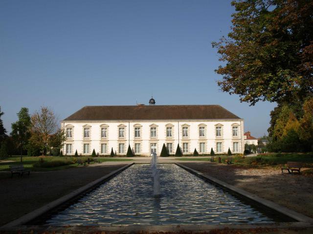 Vitry-le-François (51300 - FRANCE) : photographies Vitry-le-François (51300 - FRANCE) : Hôtel de ville (vue du parc et bassin)