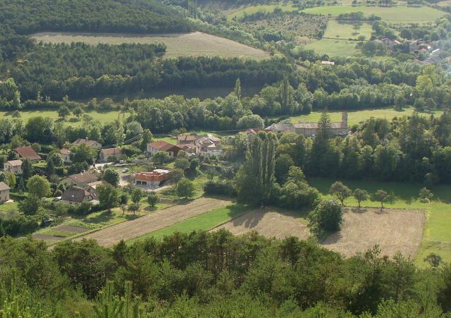 Le village de La Faurie dans son écrin de verdure, vu depuis la route de Notre-Dame.
