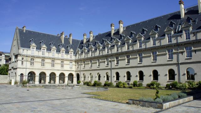Vue sur la Cour_ouest de l'Hôtel de région de la Champagne-Ardenne.
