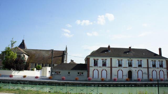 la mairie et en arrière plan l'église .