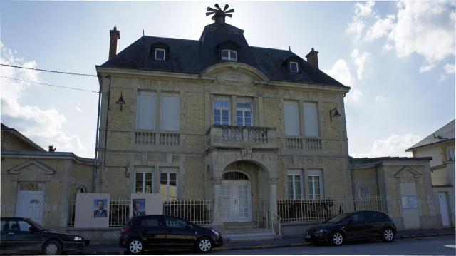 Vue de la mairie de Courcy.